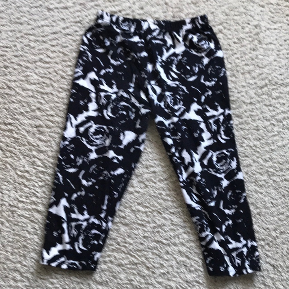 One size Capri leggings.